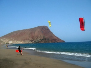  男孩控制空中的风筝 